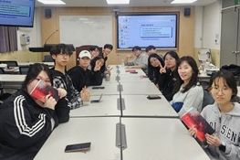 [인컬리지] , 타인을 읽고 자신을 이야기 하는, 조용하게 찬란한 너와 나의 시간 대표이미지