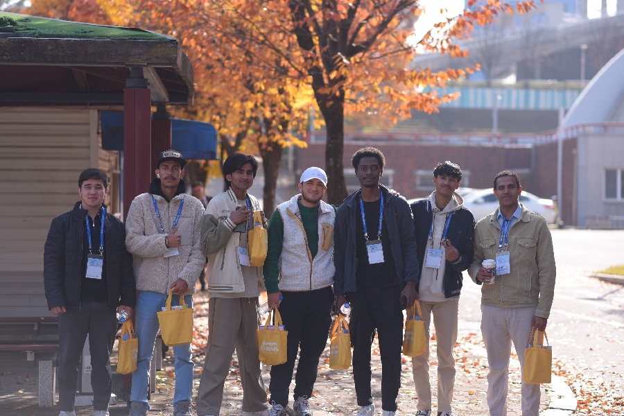 Students in Autum 대표이미지